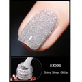 Dettaglio macro dello smalto argento glitterato con finitura lucida e riflettente - 8ml / Argento Lucido SZ01