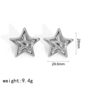 Gedetailleerde afmetingen van zilveren ster-oorbellen met 28mm hoogte en 29,6mm breedte - Zilveren ster oorknopjes (TE60158-S)