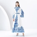 Abito lungo con stampa paisley blu, collo alto e maniche a campana su sfondo bianco - S / Blu