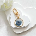 Golden metal keychain with round resin pendant featuring real blue dried hydrangea flower - Blue Multi-layer Flower