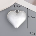 Nahaufnahme von herzförmigem UV-Silberanhänger mit Maßen 3.5cm und Gewicht von 7.2g - 35mm*35mm Herz / Silber