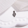 Macro-opname van ruitvormige S925 zilveren hanger met zirkonia op witte zijde - Ruit / Gunmetal