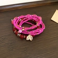 Mehrlagiges Boho-Armband aus Sandelholzperlen mit goldenem Blattanhänger - Fuchsia