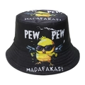 Detailansicht von Zeichentrick-Huhn-Druck und Pew Pew Text auf schwarzem Fischerhut - Küken mit Pistolen Lustiger Stil(A)