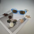 Klassische quadratische Sonnenbrille mit blauem transparentem Rahmen und braunen Gläsern - Blauer Rahmen Teeglas