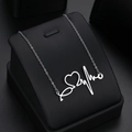Collana stetoscopio d'argento con ciondolo cuore e onda ECG su espositore nero - Argento