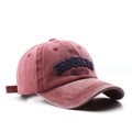 Cappellino da baseball rosso lavato con ricamo Brooklyn 1947 su sfondo bianco puro - Regolabile / Borgogna