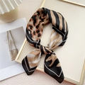 Élégant foulard en soie aux motifs léopard et rayures sur cadre doré - Quadrillage Zèbre Bord Noir