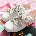 Weiße Sneaker mit rosa Schmetterlingsstickerei, Perlensträngen und Silberketten - Beige und Silberne Doppel-Schleife