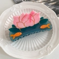 Pinza para el pelo de loto en acetato rosa con dijes de peces naranja y pedrería fina - Estilo Flor de Loto Con Pez Dorado