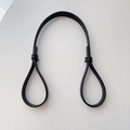 Dettaglio del manico in ecopelle nera con robuste fibbie in metallo per borse tote - Tracolla di Estensione della Borsa (Solo Tracolla)