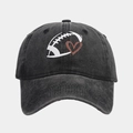 Detalle de textura de algodón lavado en gorra vintage con estampado de fútbol y corazón - Ajustable / Negro