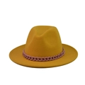 Détail d'un chapeau fedora jaune gingembre à bord large avec une chaîne décorative rose - Jaune Gingembre (17)