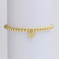 Detailansicht eines goldenen Perlenarmbands mit rundem Anhänger und graviertem Buchstaben C - Buchstabe C (DB240603-C)