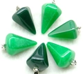 Pendentif cône hexagonal en pierre semi-précieuse verte avec attache en métal argenté - Aventurine Verte