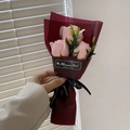 Drei rosa Seifenrosen im bordeauxroten Papier mit Just for you Schleife und Flowers Girl Etikett - Hellrosa