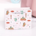 Weiße Geschenktüte aus Papier mit süßen Cartoon-Dinosaurier- und Auto-Motiven - Cremeweißer Dinosaurier