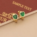 Gros plan de boucles d'oreilles cœur en cristal vert émeraude avec anneaux dorés - 3# Boucles d'Oreilles