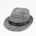 Detail van een retro geruite fedora hoed met zwarte satijnen band en fijne stofstructuur - 58cm / Zwart Wit Houndstooth Stijl (C款)
