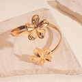 Primer plano detallado del brazalete abierto flor dorada con acabado metálico pulido - Brazalete-Flor Dorada