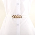 Elegante witte lederen taille riem met gouden ketting gesp op een wit overhemd - Wit Met Gouden Gesp