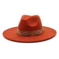 Dettaglio cappello fedora arancione in feltro con fascia in pelle e borchie argento - Adulto 56-59cm / Caramello