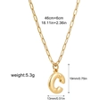 Macro-opname van gouden bubble letter C hanger aan een stijlvolle paperclip ketting - Letter C