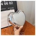Borsa a tracolla argentata a forma di cuore con catena di perle e finitura a specchio - Argento