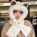Detalle de gorro de felpa blanco con orejas de gato, bufanda y parche de MD - Estilo Zorro Ondulado / Blanco