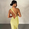 Detailansicht des rückenfreien Raffdesigns und Metallrings am hellgelben Kleid - Hellgelb