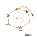 Dettaglio del bracciale a catena dorata con farfalle in smalto colorato e zirconi - Stile Dorato (B00668-1)