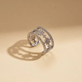 Detalle de anillo de estrella plateado con diseño calado y pavé de circonitas brillantes - Plateado