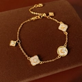 Dettaglio del bracciale quadrifoglio placcato oro 18K con madreperla e zirconi - Oro