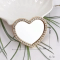 Dettaglio di specchio a cuore con strass dimensioni 51,5 mm di larghezza e 44,6 mm di altezza - Cuore / Oro