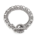 Bracciale a doppia catena in acciaio al titanio argento con chiusura a T e teschio su bianco - Color Acciaio