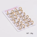 Detailansicht von 12 Paar goldenen Edelstahl-Kabelohrringen auf einer Displaykarte - 12 Paare Set / Gold (Drahtdurchmesser 2.5mm/Innendurchmesser 8mm)