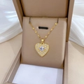 Nahaufnahme der goldenen Herz-Halskette mit weißen Zirkonia in einer Schmuckbox - Goldener Herz-Pave-Stil (G313)