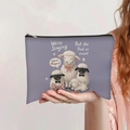 Detalle del estuche de lona lavanda con estampado de familia de ovejas y cremallera - Estampado Familia De Ovejas Púrpura Claro (jiayingpbb0434)