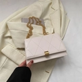 Borsa a tracolla trapuntata bianco panna con catena dorata e chiusura in metallo - Bianco