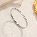 Bracciale in acciaio al titanio color argento con fila di zirconi rettangolari chiari - Stile Strass a Una Fila / Colore acciaio