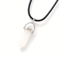 Détail macro du pendentif en cristal hexagonal blanc avec fermoir argenté et cordon noir - Cristal blanc