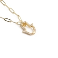 Dettaglio della mano di Fatima dorata con zirconi su una catena a maglie rettangolari - Pendaglio Mano di Hamsa / Oro
