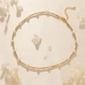 Détail du collier de perles françaises avec perles dorées et fermoir mousqueton - Style Perle