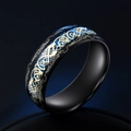 Macro di anello in acciaio al titanio con bordi neri e motivo di drago celtico oro - Taglia US 7 / Base Blu