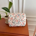 Trousse à maquillage matelassée à fleurs roses et feuilles vertes sur bois foncé - Rose Fleuri