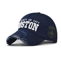 Dettagli usurati e ricamo bianco su un cappellino da baseball Boston blu navy - Blu navy