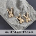 Detalle de colgantes de conejo bañados en oro de 18k con textura rayada y pequeño cristal - Estilo Conejo Dorado Con Zirconia (M105208)