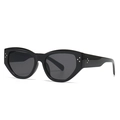 Klassische schwarze Cateye-Sonnenbrille mit breitem Rahmen und silbernen Nieten - Schwarzer Rahmen Graue Gläser