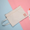 Dettaglio della toppa con gatto e doppie cerniere sulla borsa portadocumenti A4 beige - Beige Gatto Rosa