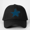 Schwarze Baumwoll-Basecap mit blauem Stern und Hit Me Hard And Soft Text vorne - Schwarz